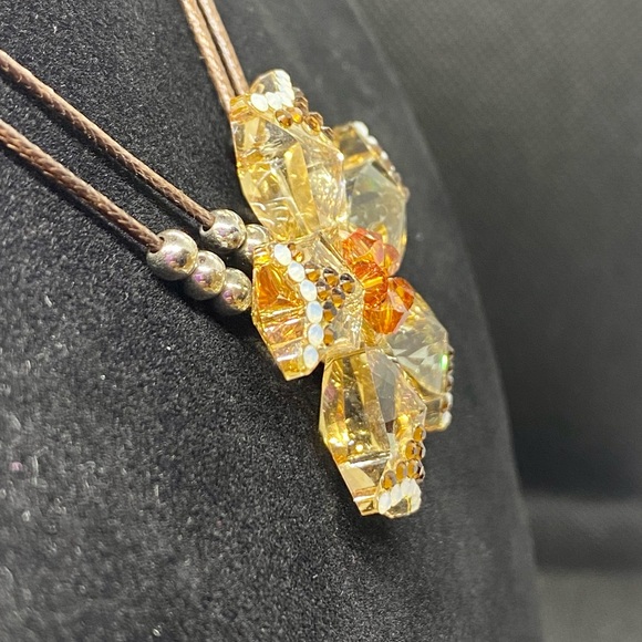 Stunning Crystal Flower Necklace - Picture 4 of 9